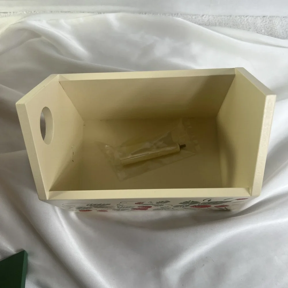 Vintage Avon Strawberry Fields Birdhouse Gift Collection‎ New In Box Decorative